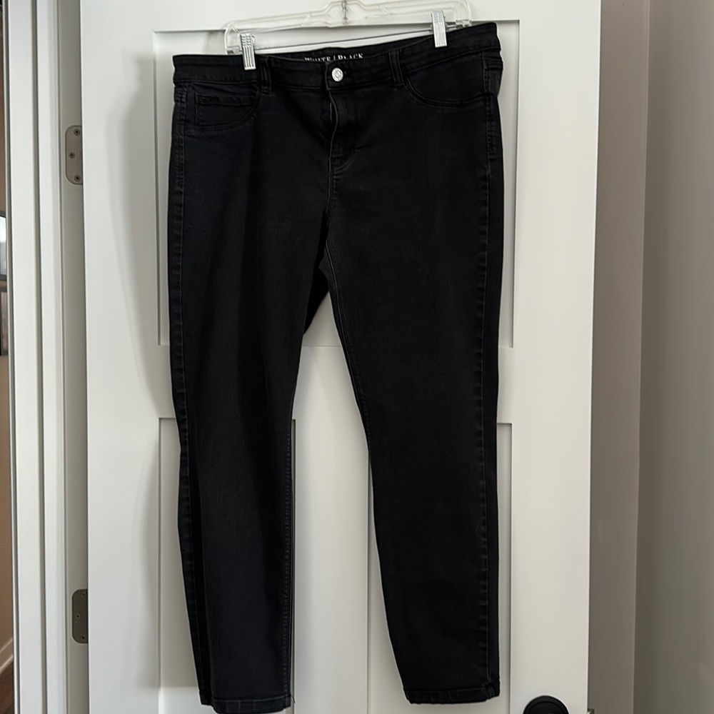 White House Black Market Mid-Rise Skinny Ankle Jean in Black. Size XL.